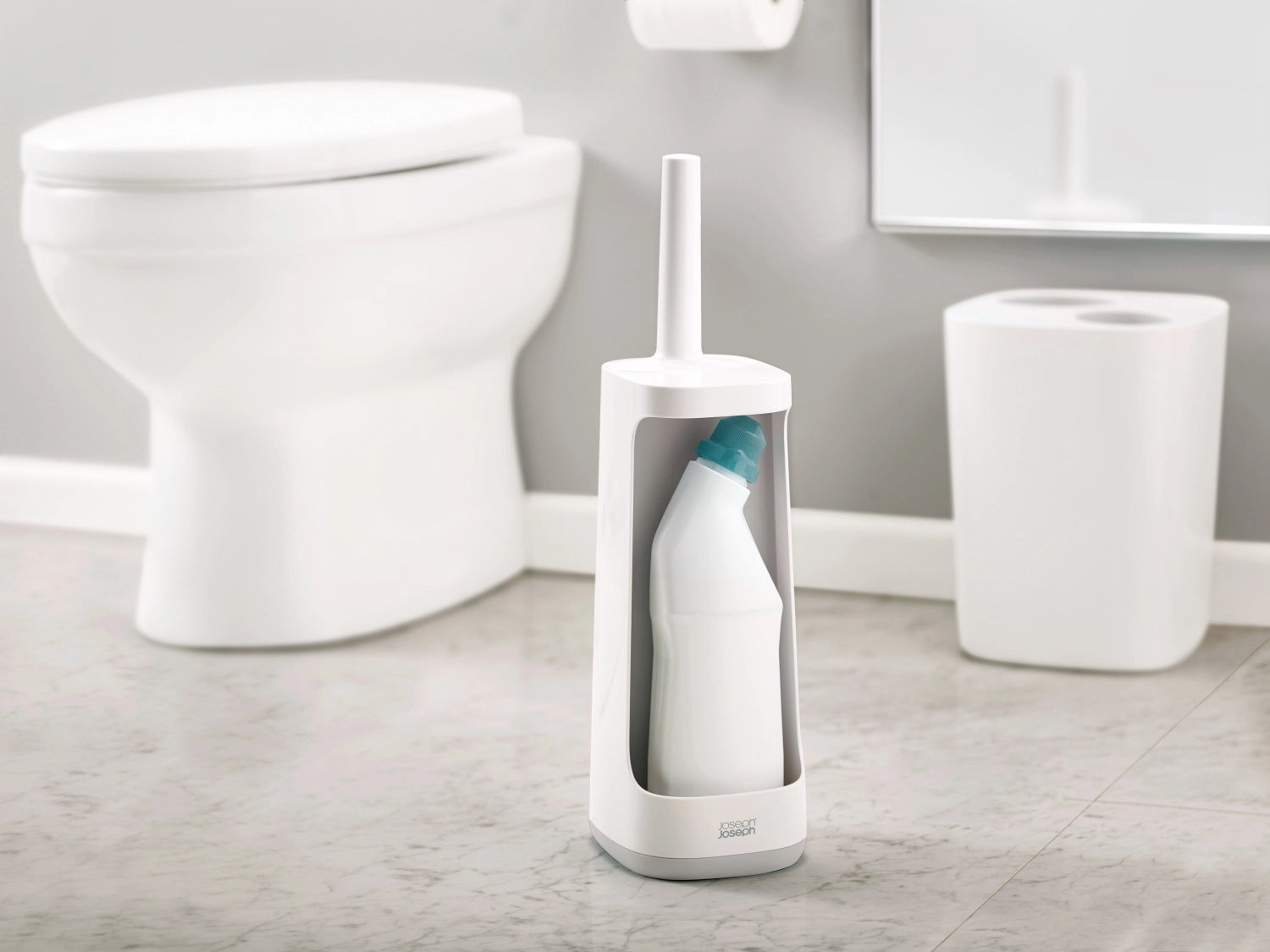 Flex Plus Toilettenbürste in Weiß und Grau von Joseph Joseph, mit praktischem Fach, 11.4x13.6x45 cm, stilvolles und funktionales Badaccessoire.