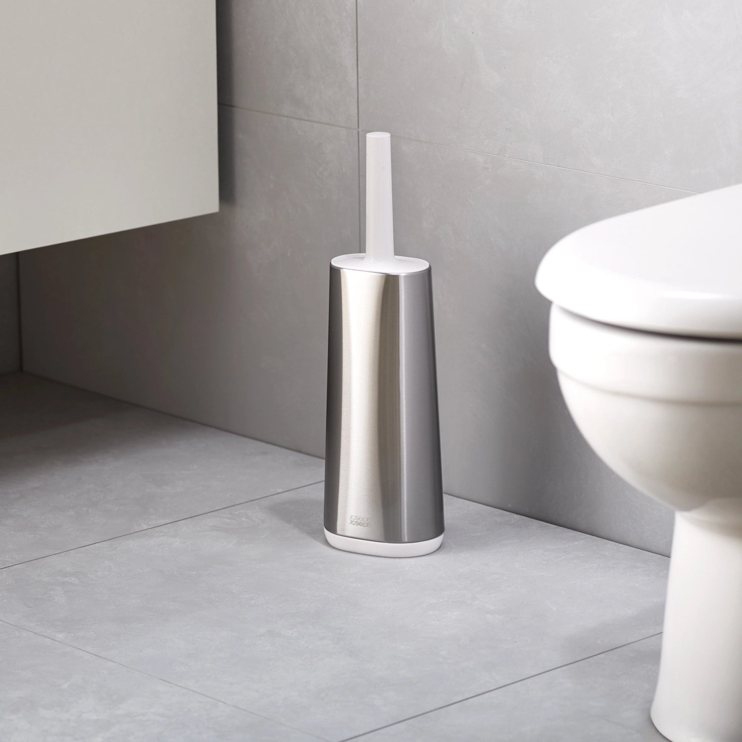 Flex Steel Toilettenbürste in Weiß und Grau, 8.9x12.5x42.8 cm, elegantes Design von Joseph Joseph, ideal für moderne Badezimmer.