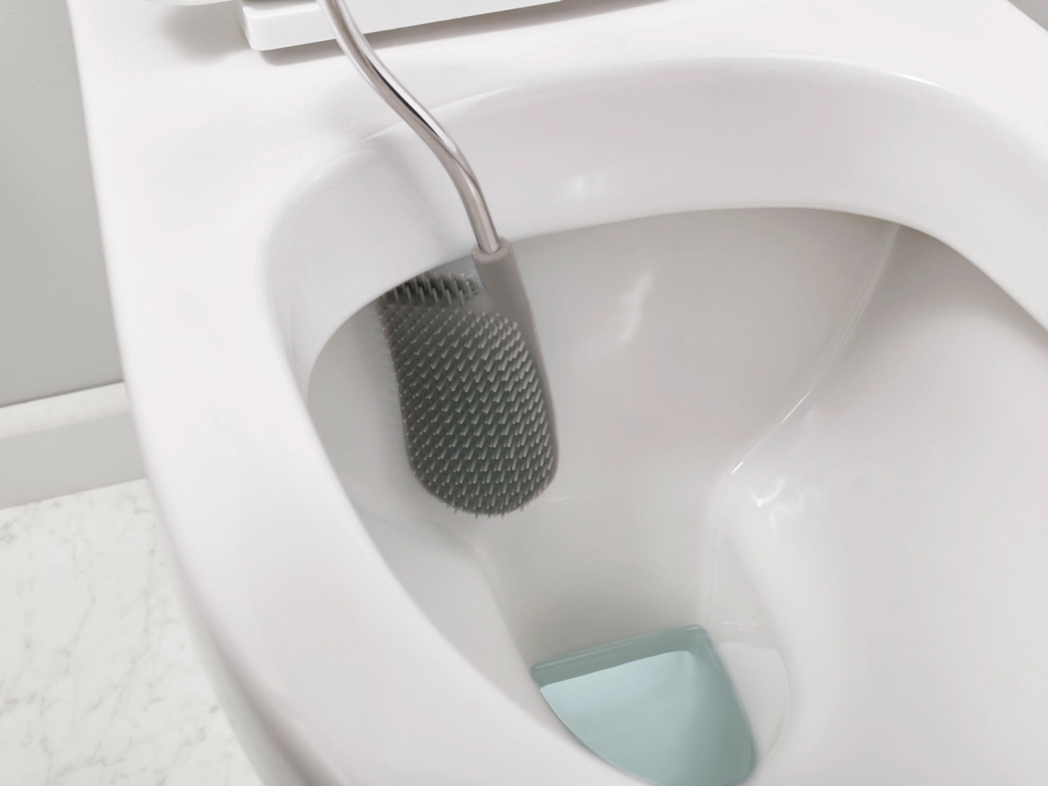 Elegante Toilettenbürste in Weiß und Grau von Joseph Joseph, 8.9x12.5x42.8 cm, ideal für ein modernes Badezimmerdesign.