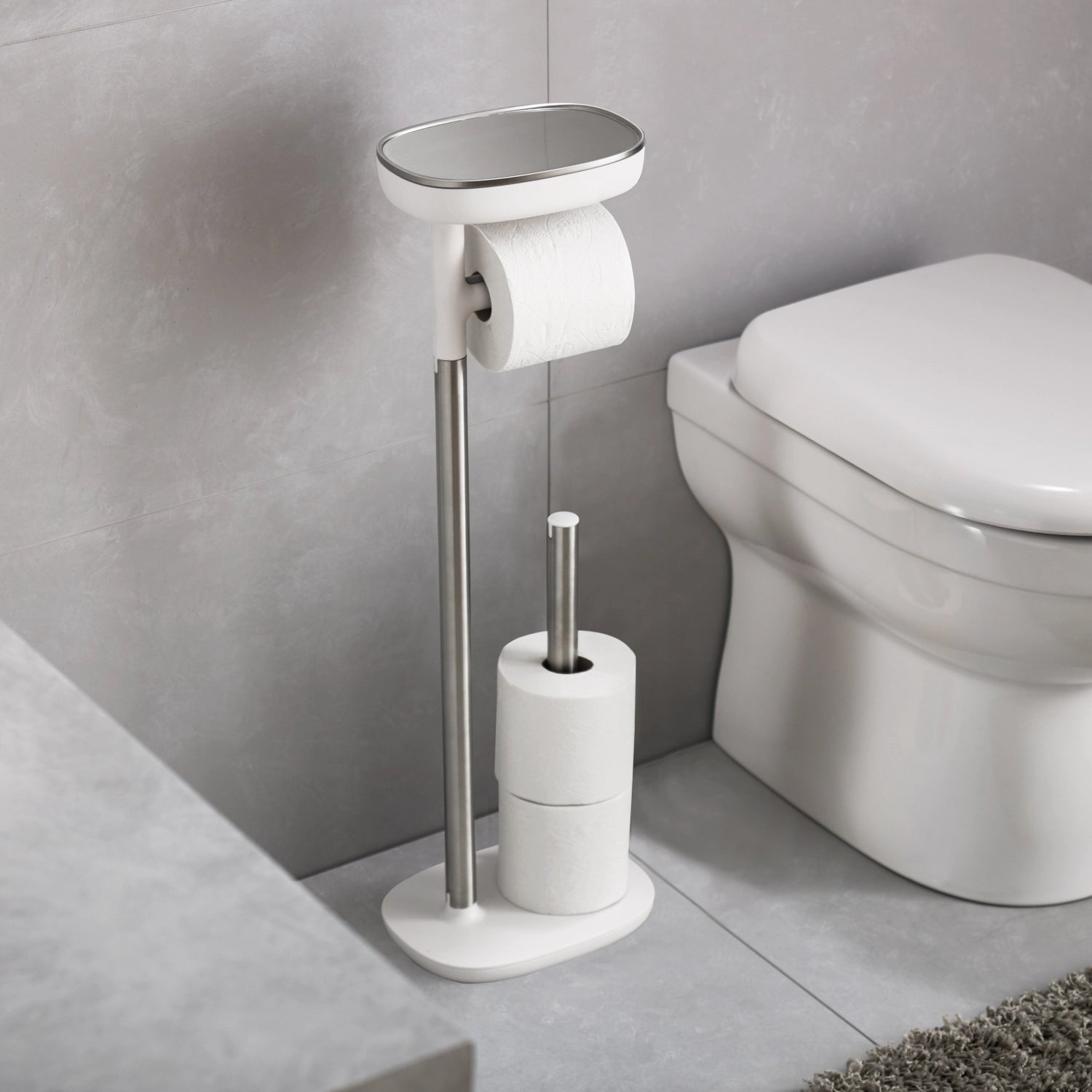 Praktischer Toilettenpapierhalter EasyStore von Joseph Joseph, der durch sein modernes Design und die kompakte Form überzeugt und Ordnung im Bad schafft.