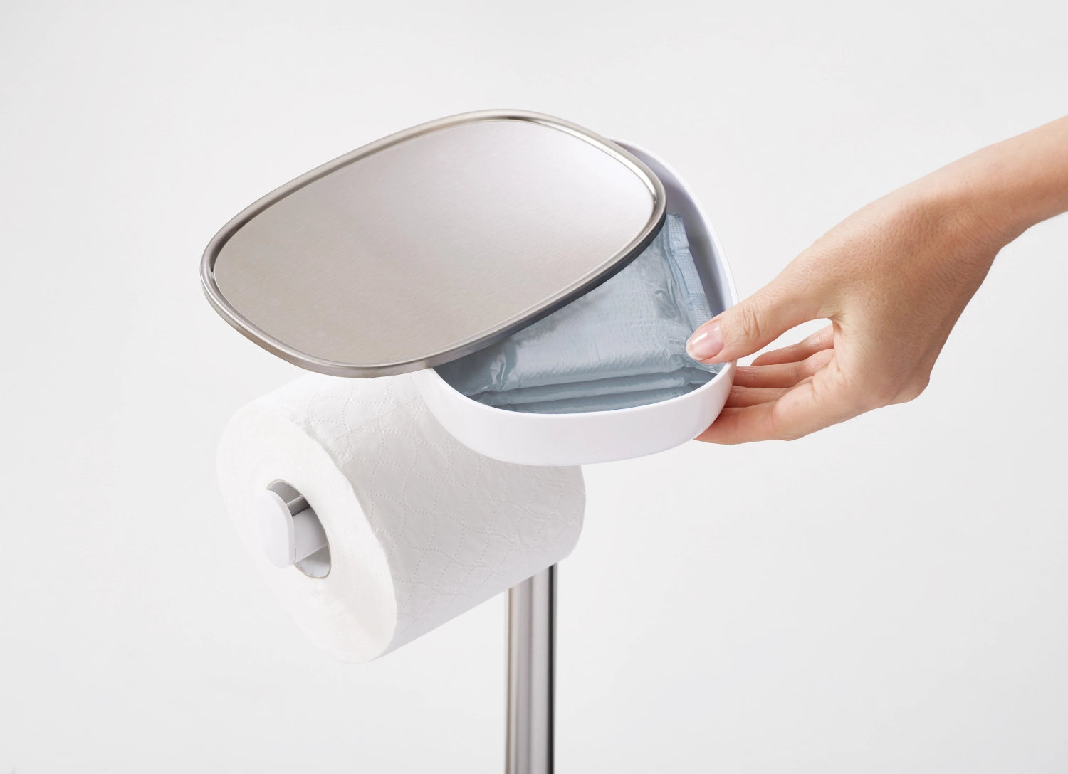 Eleganter Toilettenpapierhalter von Joseph Joseph mit praktischer Bürste, perfekt für ein zeitgemäßes Badezimmer und platzsparend.