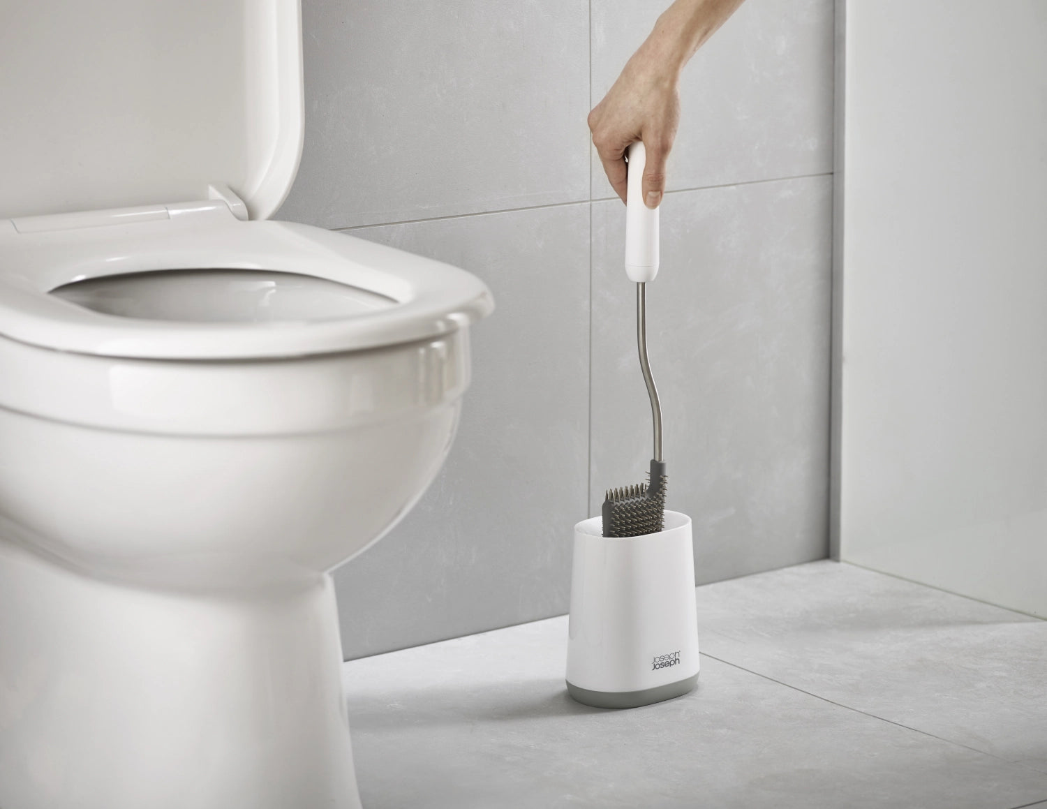 Elegante Flex Lite WC-Bürste von Joseph Joseph, designed für gründliche Reinigung und mühelosen Zugang zu engen Stellen.