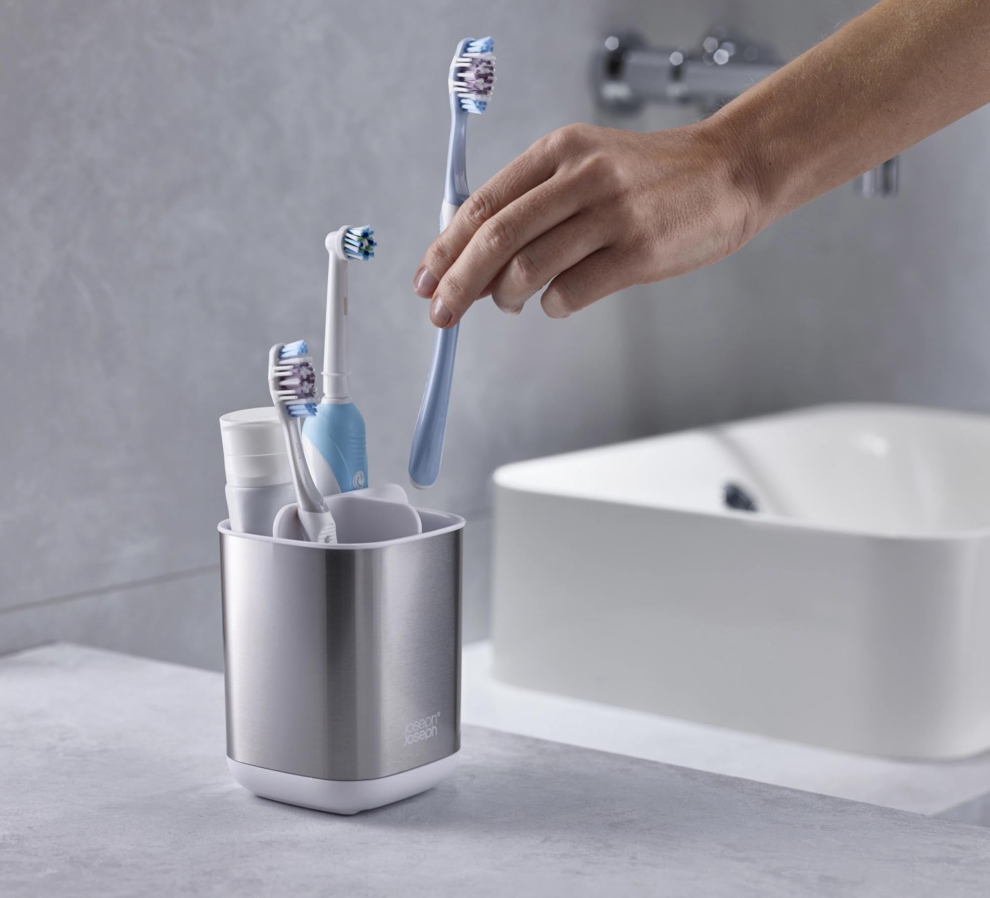 Moderner Zahnbürstenhalter in elegantem Weiß. Aus robustem Edelstahl und ABS, für 4 Zahnbürsten. Hygienisch, platzsparend und leicht zu reinigen.