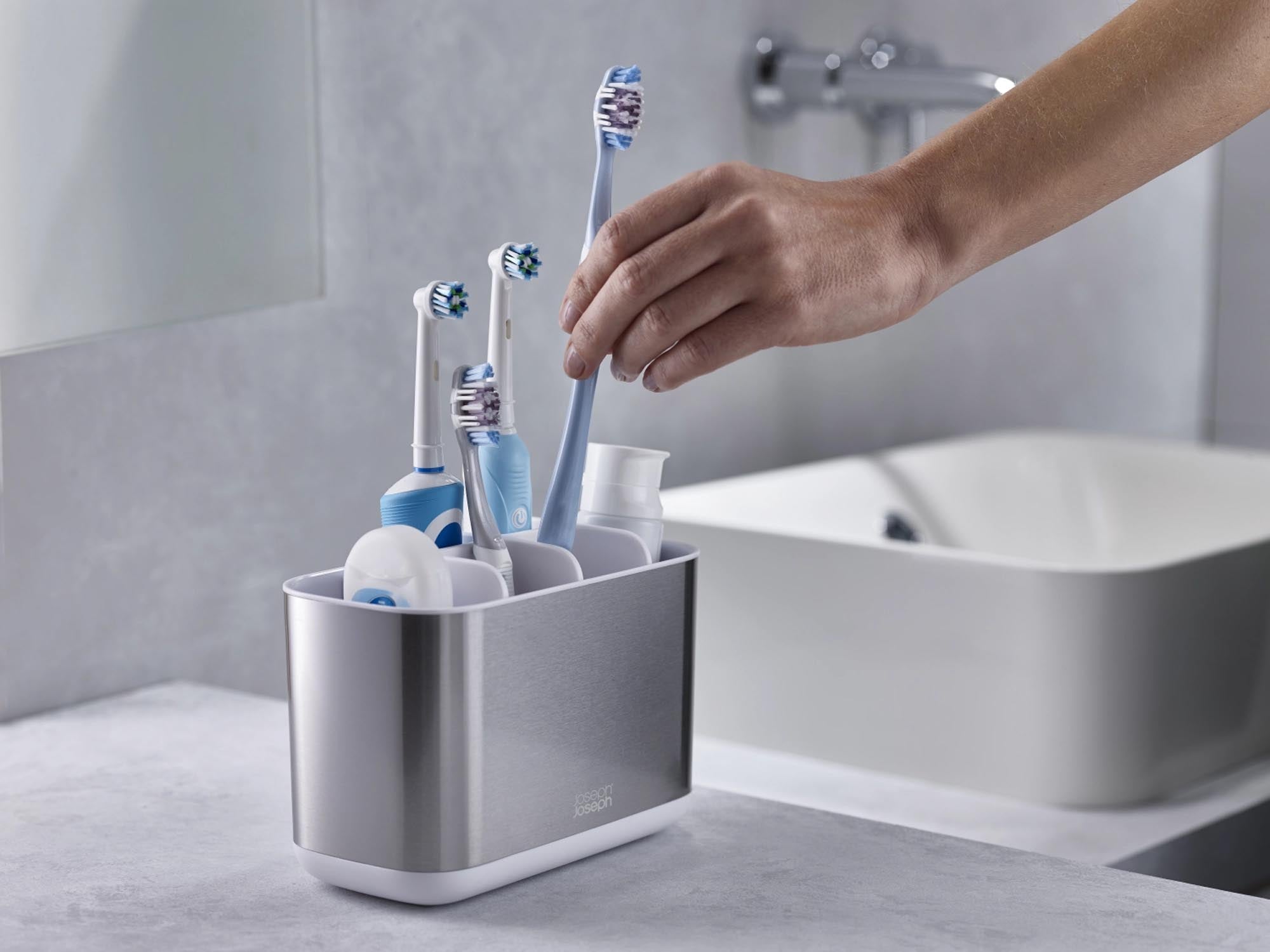 Moderner Zahnbürstenhalter in elegantem Weiß von Joseph Joseph. Ideal für 4 Zahnbürsten, sorgt für Ordnung und hygienische Aufbewahrung im Badezimmer.