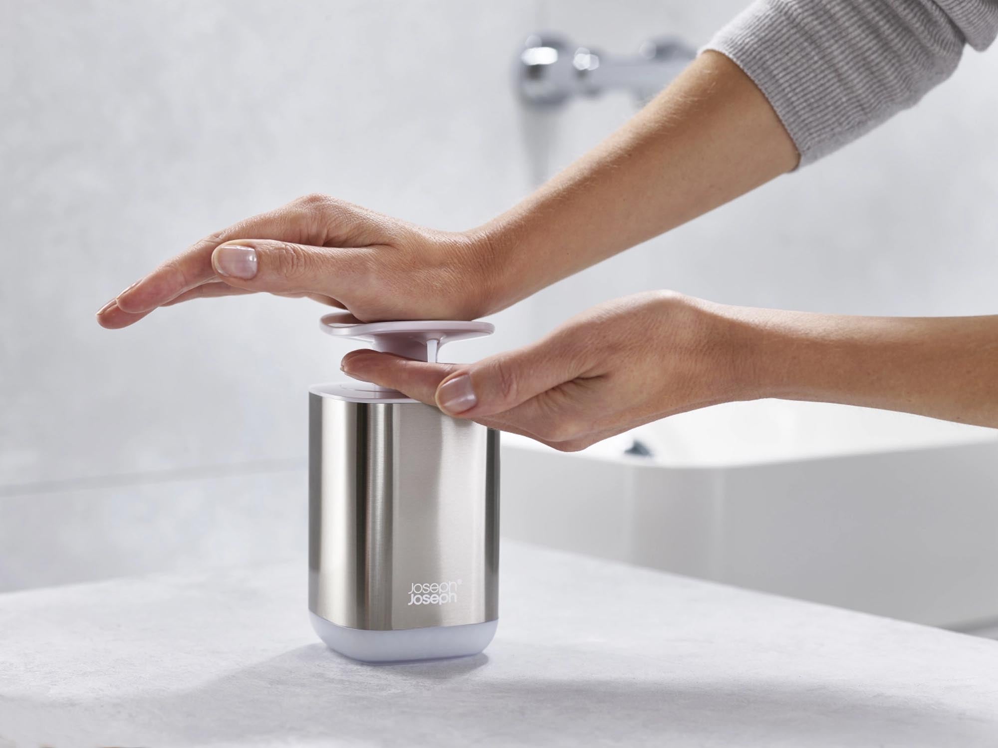 Entdecken Sie den eleganten Presto Steel Seifenspender in Weiß von Joseph Joseph – die perfekte Kombination aus Hygiene und stilvollem Design.