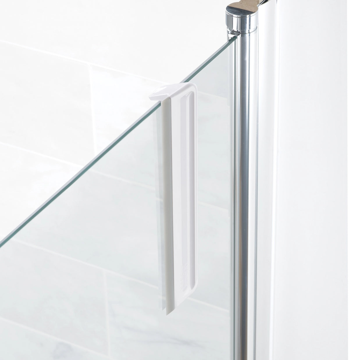 EasyStore Kompakter Duschwischer mit Aufhängeh in Weiss präsentiert im Onlineshop von KAQTU Design AG. Badzubehör ist von Joseph Joseph