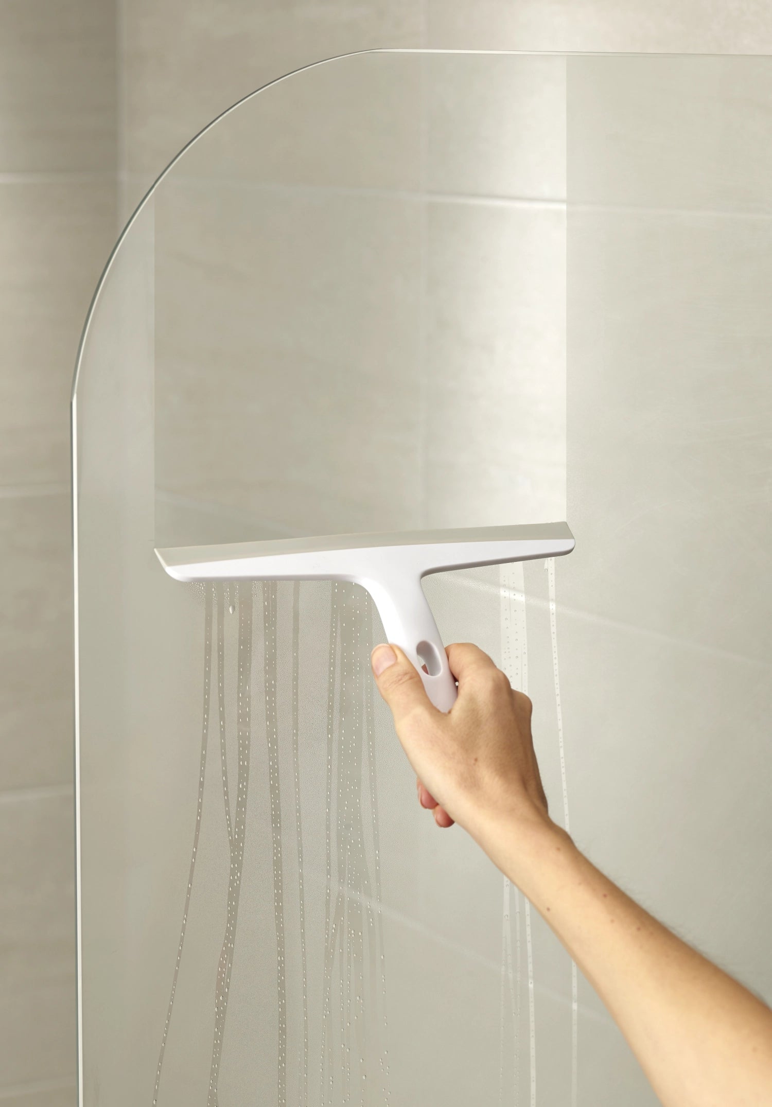 Praktischer EasyStore Abzieher von Joseph Joseph, perfekt für die Dusche, mit cleverer Aufhängung für platzsparende Aufbewahrung und schnellen Zugriff.