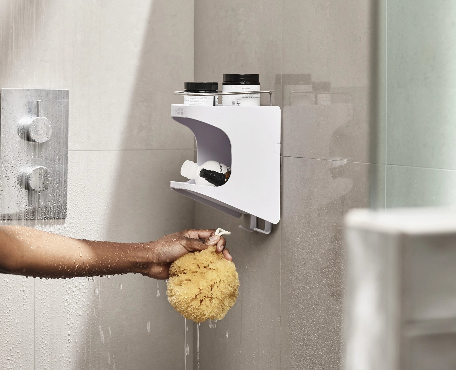 Kompaktes 2-stufiges Duschregal von Joseph Joseph, ideal für die platzsparende Organisation von Duschutensilien, modernes und funktionales Design.