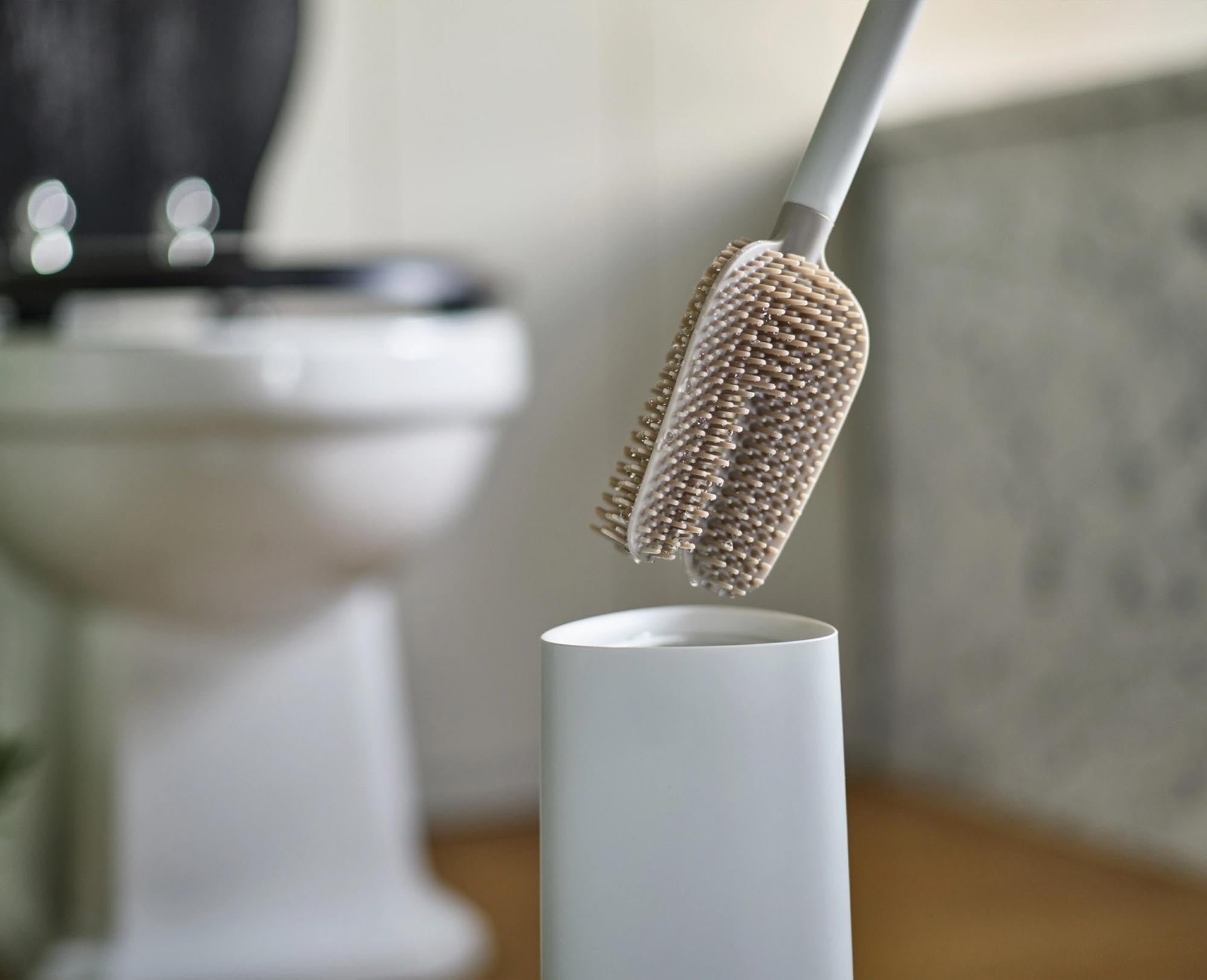 Entdecken Sie die Flex 360 WC Bürste in Ecru von Joseph Joseph – ein elegantes, langlebiges Badaccessoire für gründliche Hygiene und Komfort.