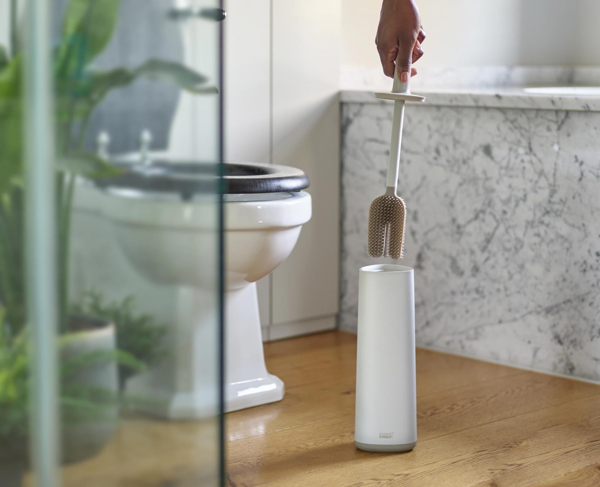 Die Flex 360 WC Bürste in Ecru von Joseph Joseph vereint modernes Design mit hoher Funktionalität für eine gründliche und stilvolle Badezimmerreinigung.