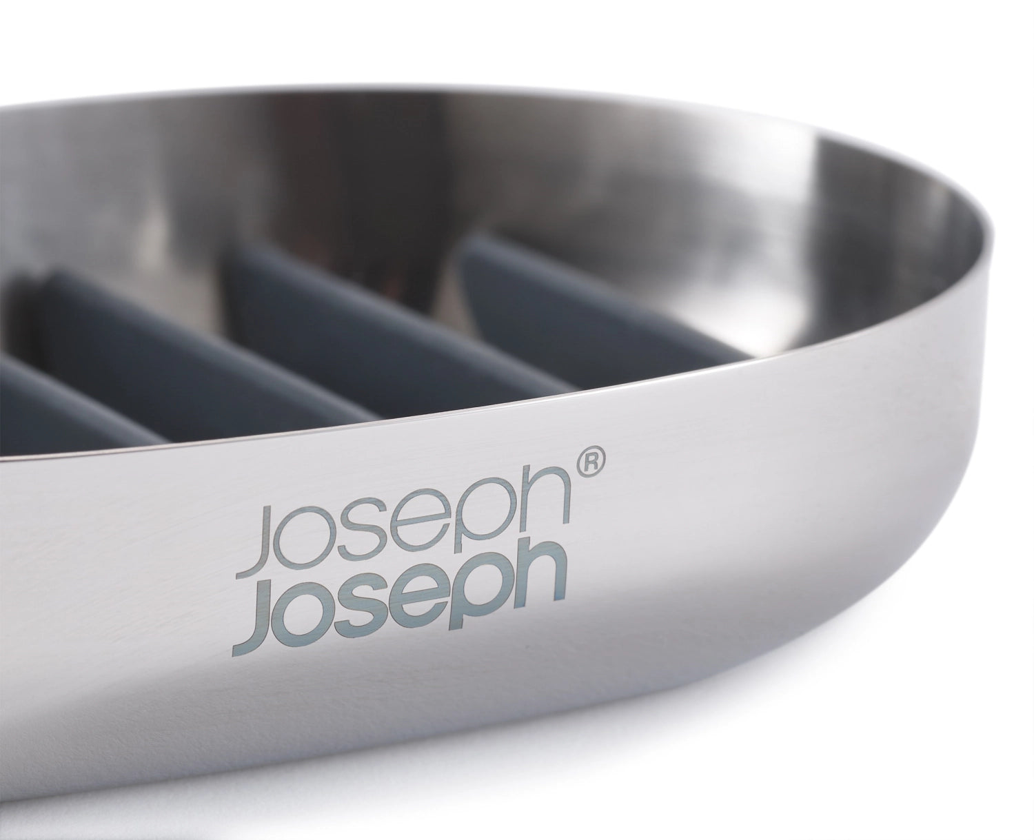 Entdecken Sie die elegante EasyStore Luxe Seifenschale aus Edelstahl von Joseph Joseph. Ihr innovatives Abtropfgitter sorgt für trockene Seife und weniger Reinigungsaufwand.