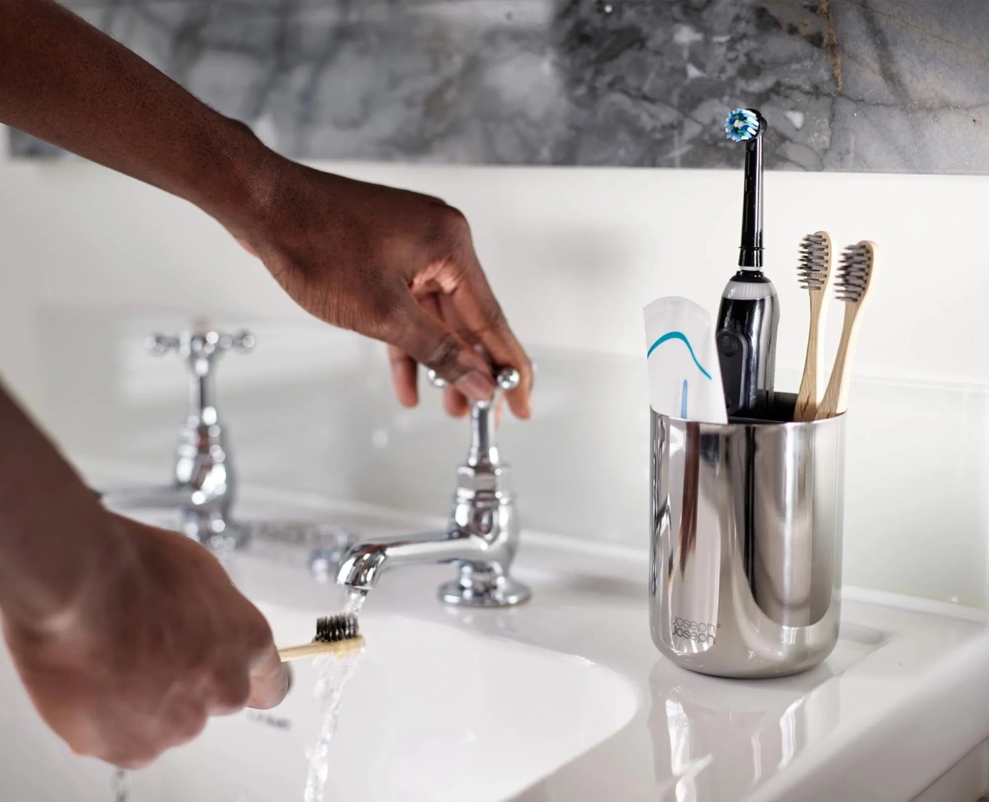 Moderner Edelstahl-Zahnbürstenhalter für optimale Badhygiene.