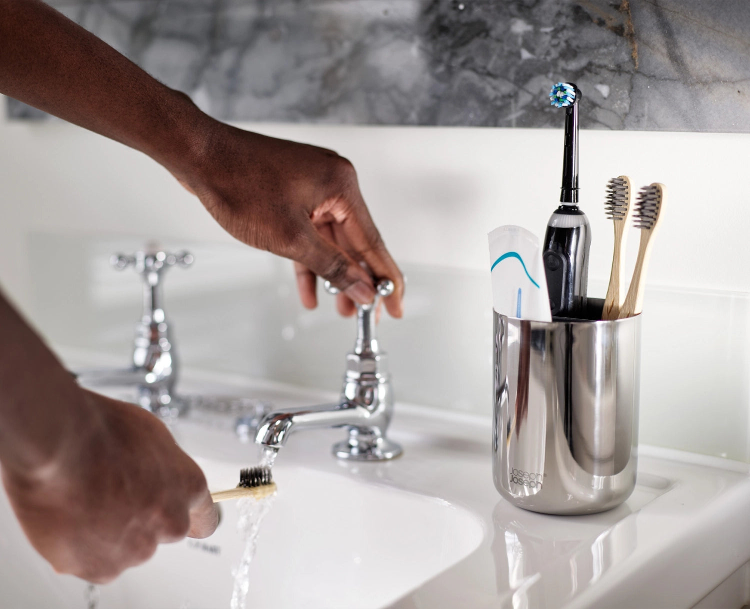 Eleganter Zahnbürstenhalter aus Edelstahl von Joseph Joseph, ideal für ein modernes Badezimmer und zur ordentlichen Aufbewahrung von Zahnbürsten.