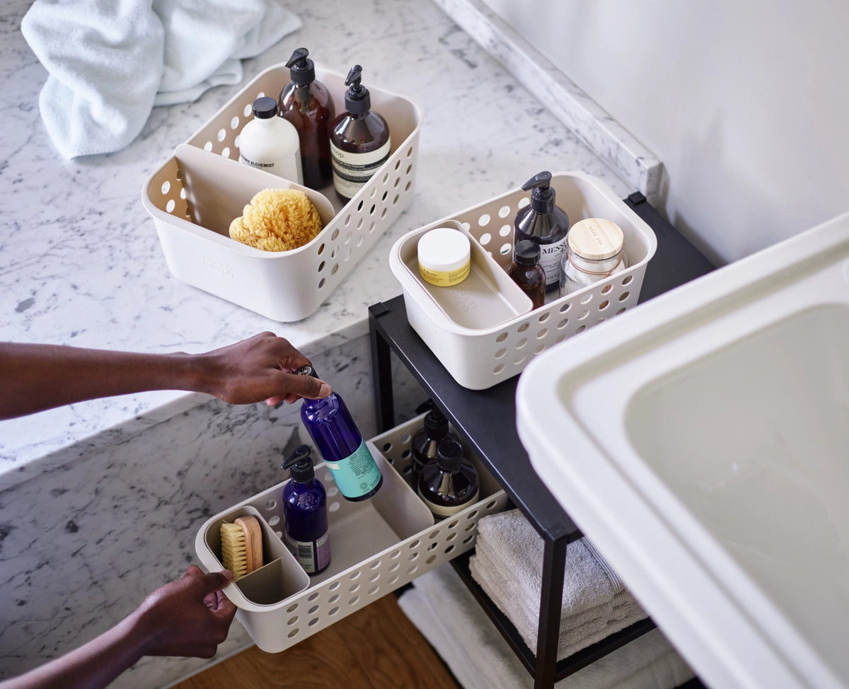EasyStore Aufbewahrungskorb in Beige präsentiert im Onlineshop von KAQTU Design AG. Aufbewahrungsbehälter ist von Joseph Joseph