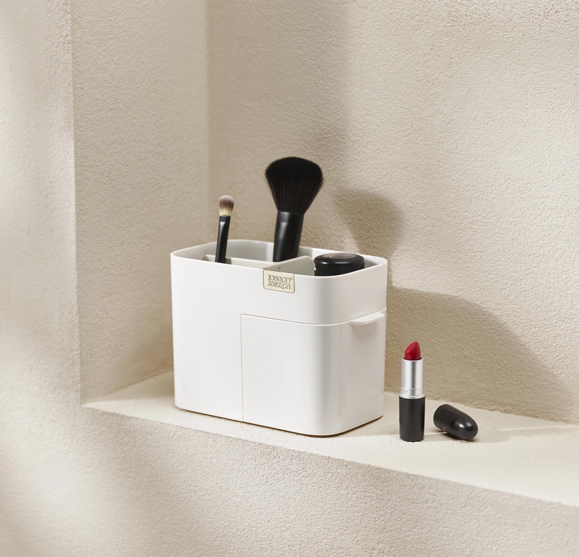 Entdecken Sie den Viva Kosmetik-Organizer von Joseph Joseph – stilvoll, praktisch und mit einer Schublade für Ihr Make-up. Maße: 17x9.7x12cm.