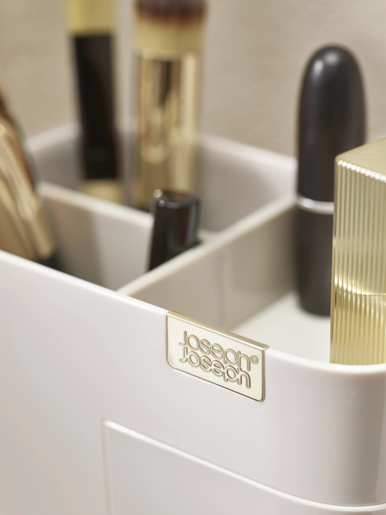 Eleganter Kosmetik-Organizer von Joseph Joseph mit Schublade, ideal für die Aufbewahrung von Make-up und Pflegeprodukten im Bad.