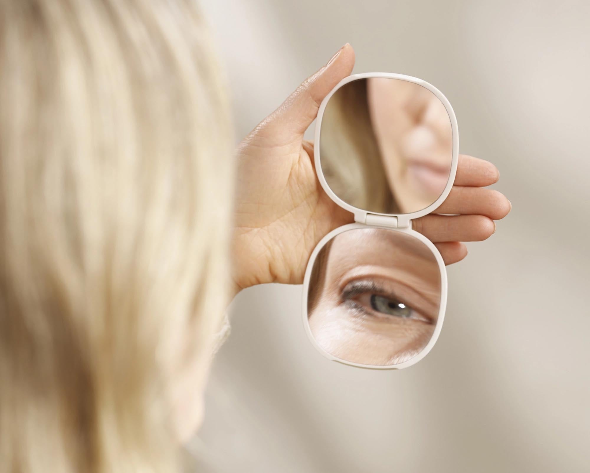 Eleganter Vergrösserungsspiegel von Joseph Joseph: 5-fach Zoom, robuster ABS-Rahmen, starker Saugnapf, ideal für Make-up und Rasur.