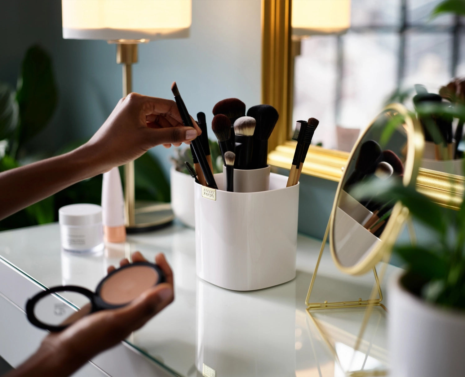 Eleganter Make-up-Pinselhalter von Joseph Joseph, ideal für die stilvolle Organisation Ihrer Kosmetikwerkzeuge im Badezimmer.