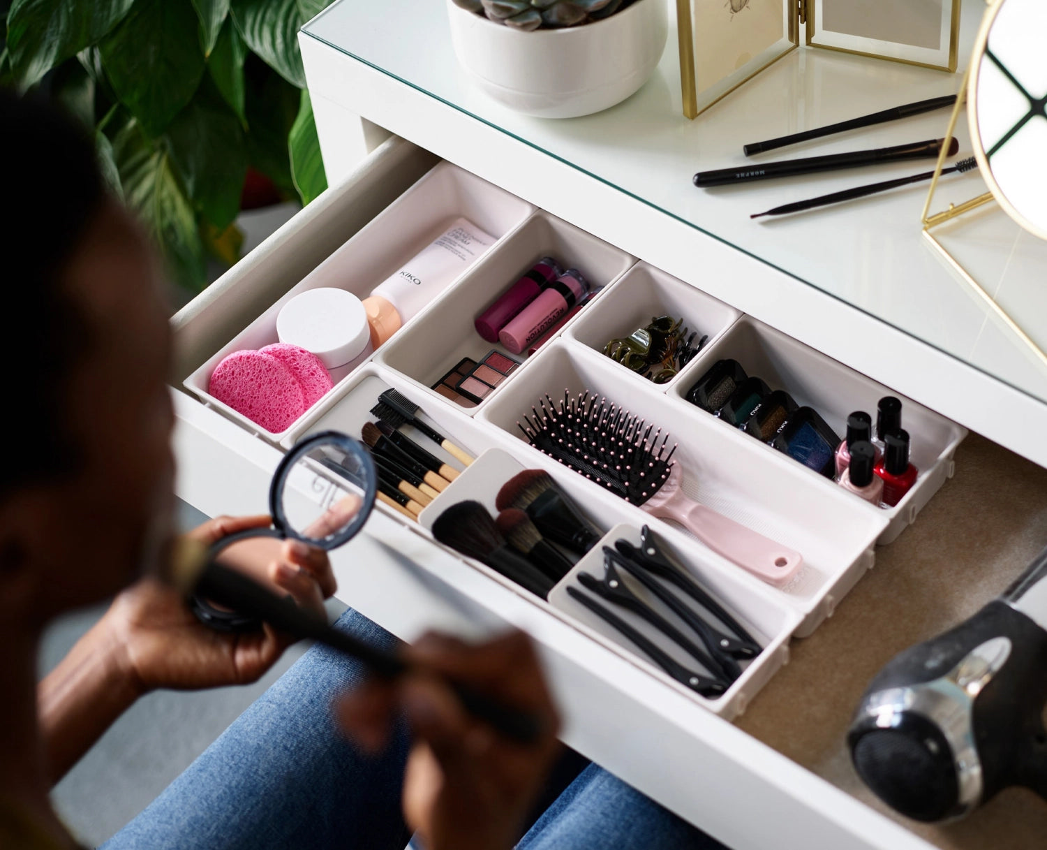 Elegantes 7-teiliges Makeup-Organizer-Set von Joseph Joseph, ideal für die stilvolle und platzsparende Aufbewahrung von Kosmetikartikeln.