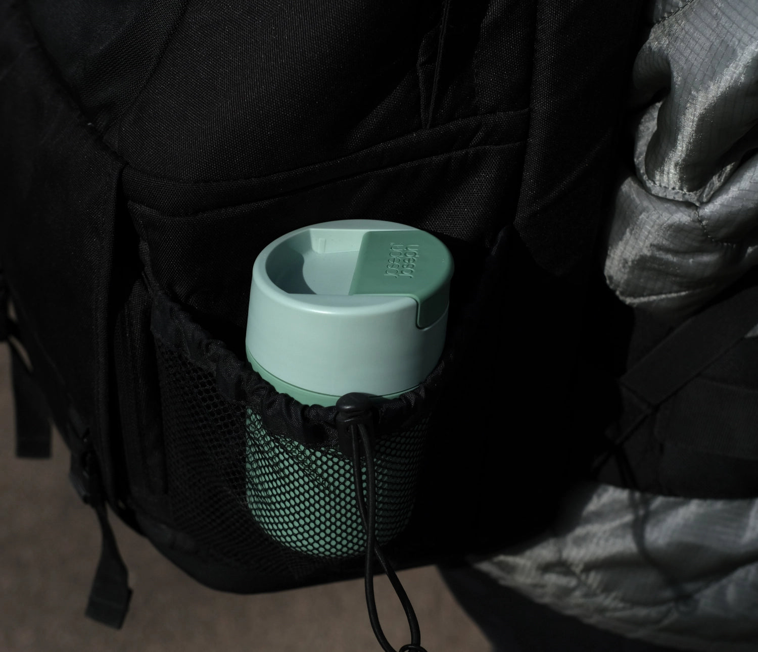 Stylischer, grüner Sipp Travel Mug von Joseph Joseph, 340ml, perfekt für Reisen, mit praktischem, auslaufsicherem Verschluss.