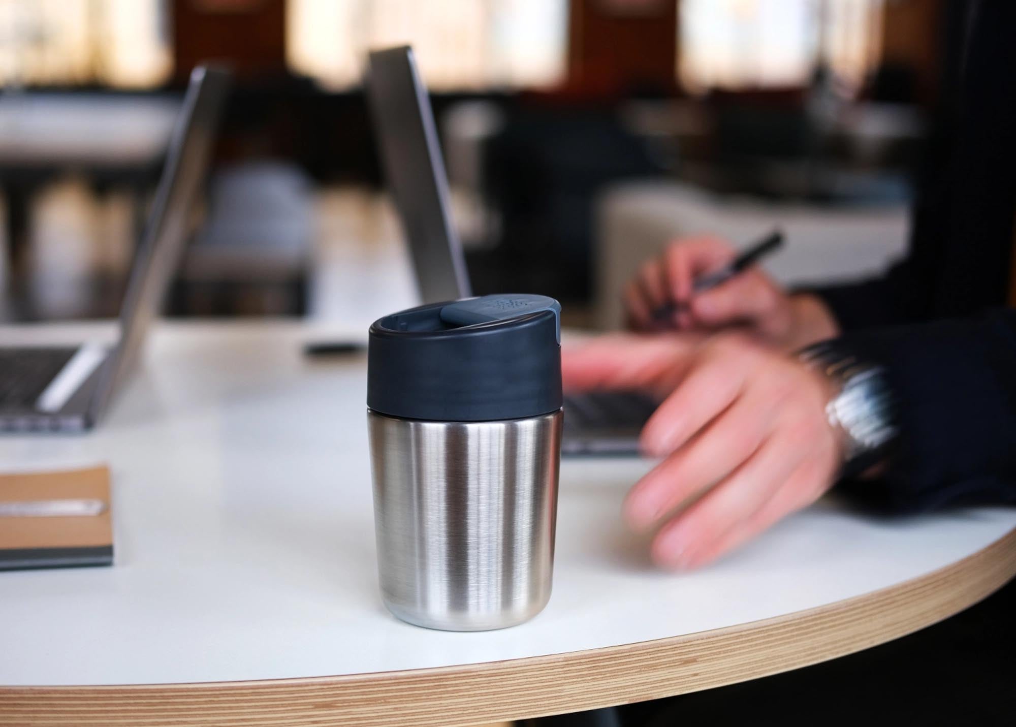 Genießen Sie Ihre Getränke stilvoll mit dem Sipp Travel Mug von Joseph Joseph. Der 340ml Edelstahlbecher ist ideal für unterwegs und hält alles sicher.