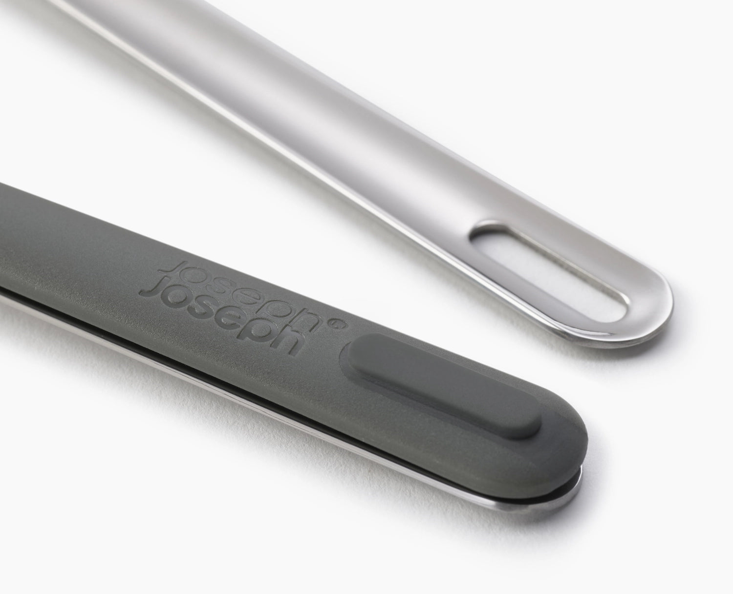Praktisches 18 cm Edelstahl-Besteckset von Joseph Joseph, perfekt für Camping und Outdoor-Aktivitäten, kombiniert Stil und Benutzerfreundlichkeit.