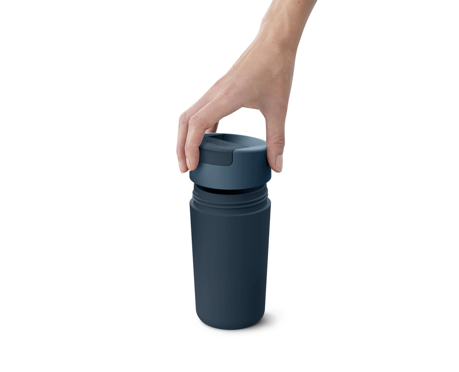 Stylischer blauer Sipp Reisebecher von Joseph Joseph, 454ml, ideal für unterwegs, mit innovativem Klappdeckel für müheloses Trinken.