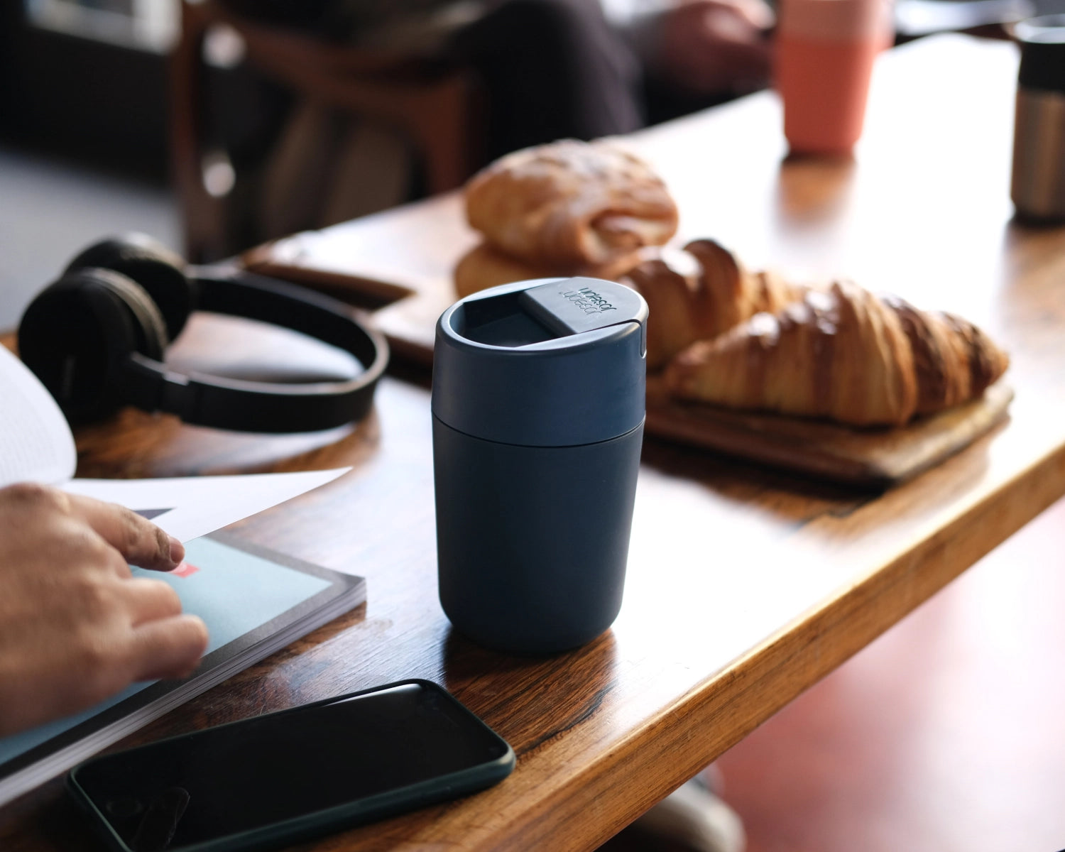 Eleganter blauer Sipp Reisebecher von Joseph Joseph, 454ml, mit innovativem Klappdeckel für komfortables Trinken unterwegs.