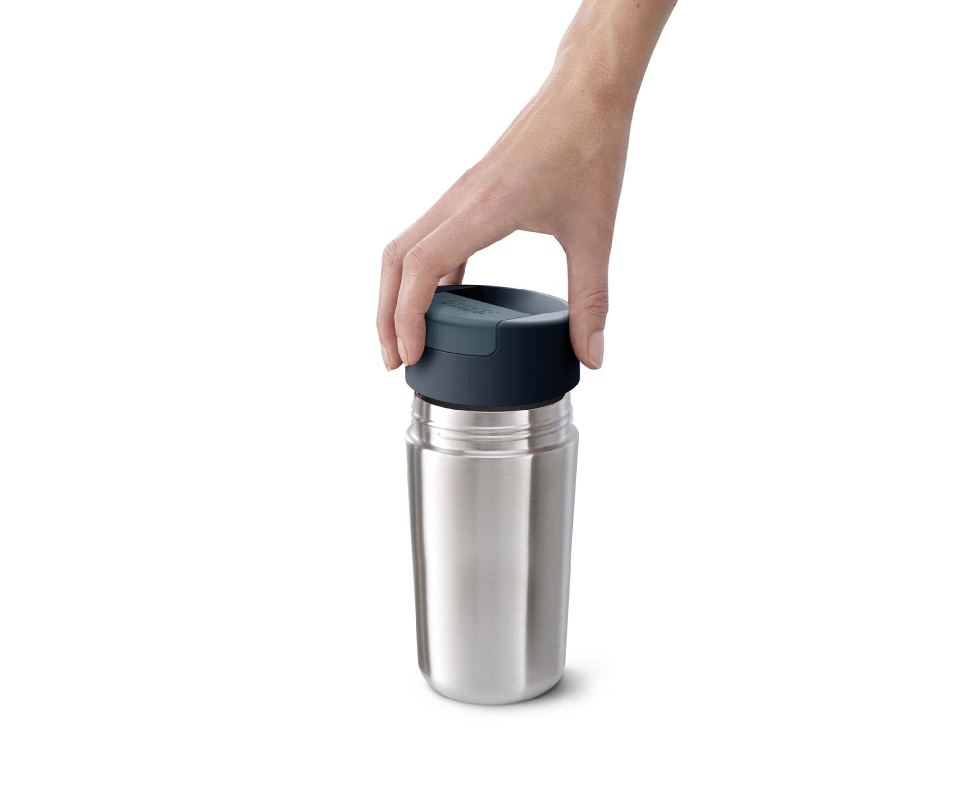 Praktischer 454 ml Reisebecher aus Edelstahl mit Klappdeckel von Joseph Joseph. Ideal für Kaffee, Tee und kalte Getränke unterwegs.