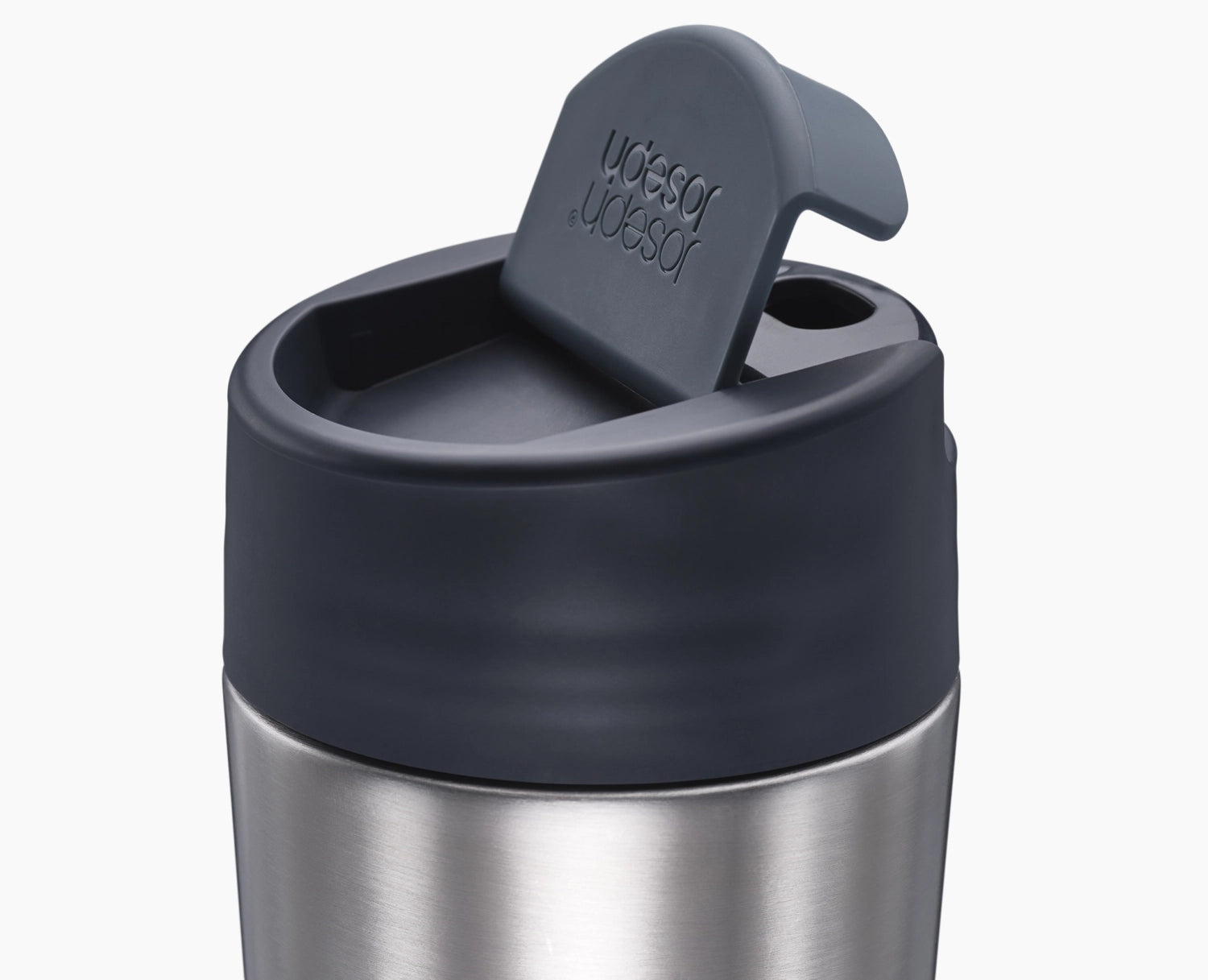 Stylischer Sipp Edelstahl-Reisebecher in Anthrazit, 454 ml, perfekt für Reisen, ausgestattet mit praktischem Klappdeckel für müheloses Trinken.