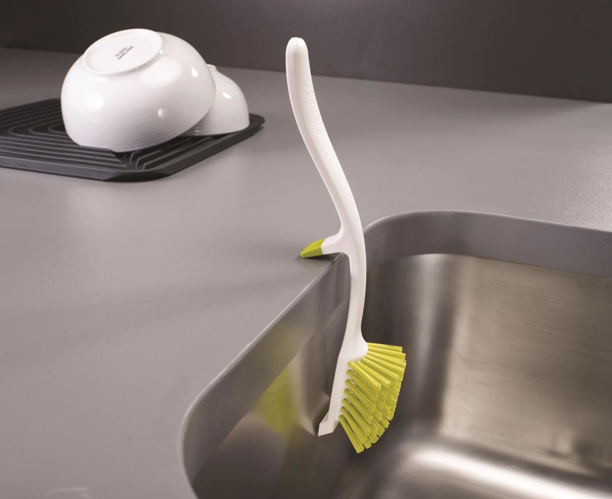 Grüne Edge Dish Bürste von Joseph Joseph für makellose Sauberkeit.
