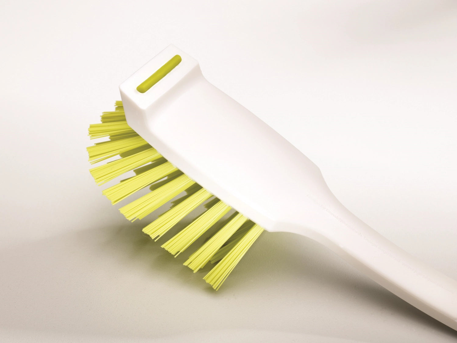 Die grüne Reinigungsbürste Edge Dish von Joseph Joseph ist ideal für müheloses Abwaschen und erreicht auch schwer zugängliche Stellen.