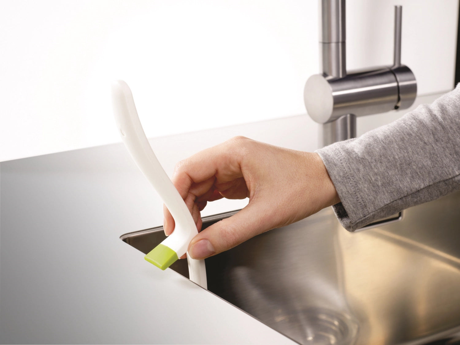 Die grüne Edge Dish Reinigungsbürste von Joseph Joseph vereinfacht das Abwaschen und sorgt für hygienische Sauberkeit in der Küche.