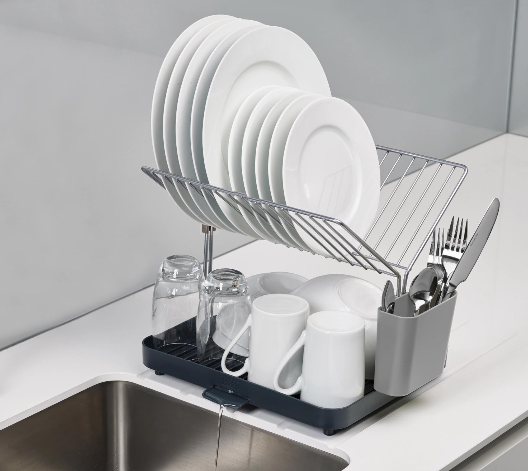 Praktischer Y-Rack Geschirrabtropfständer in modernem Grau von Joseph Joseph. Platz für 8 Teller, doppelstöckig und platzsparend, mit integriertem Wasserablauf.