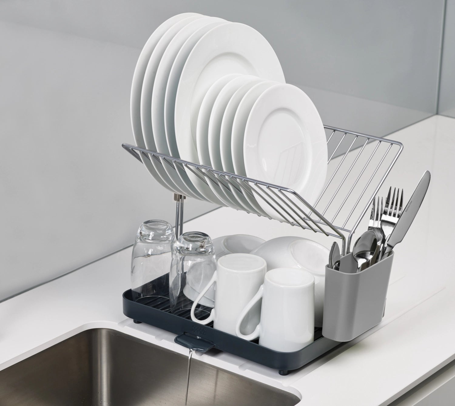 Y-Rack Geschirrabtropfständer in Grau mit Gitter, ideal für effizientes Abtropfen von Geschirr, platzsparend und modern gestaltet.