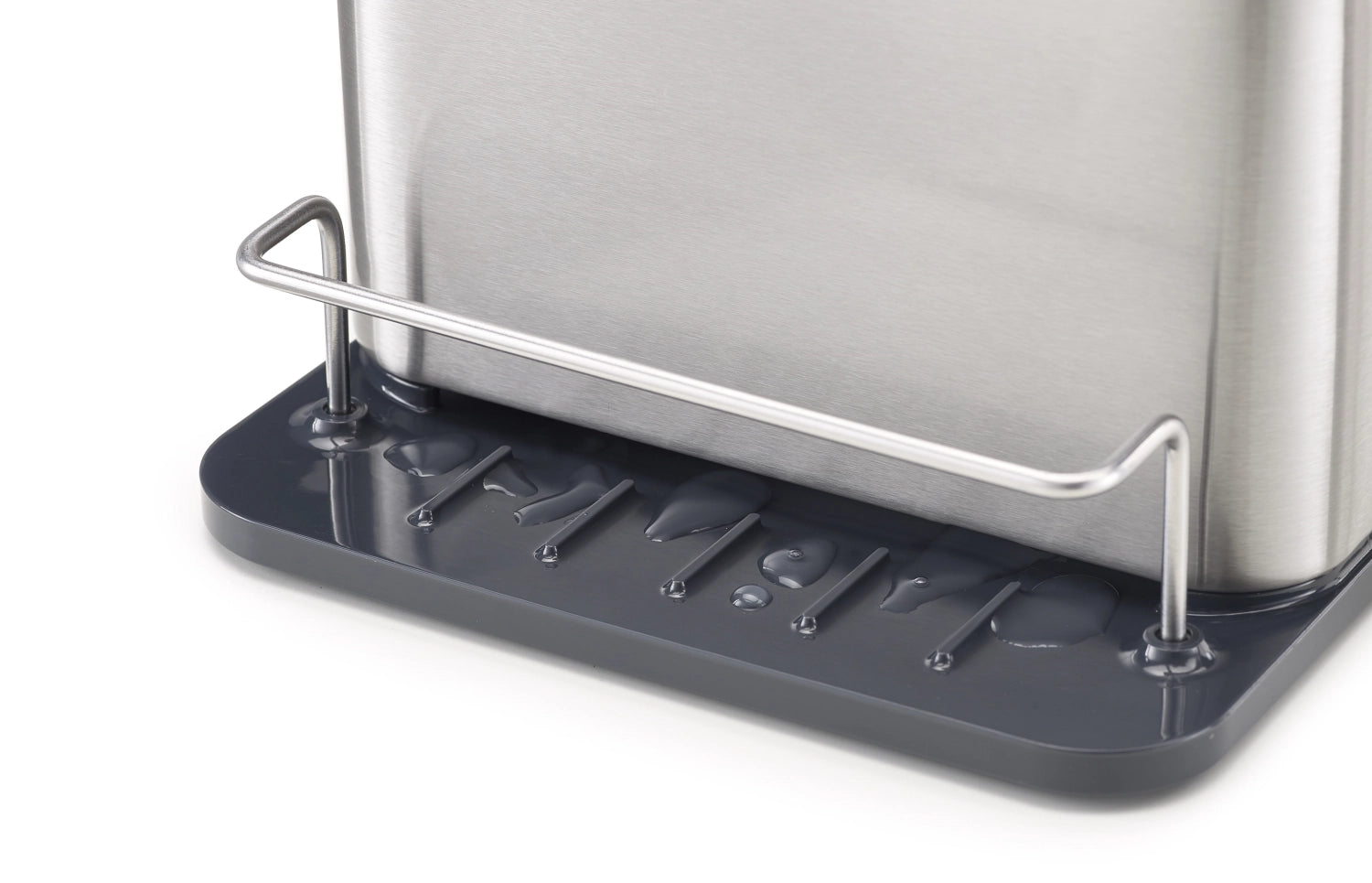 Stylischer Surface Sink Tidy von Joseph Joseph, perfekt für die ordentliche Aufbewahrung von Geschirr und Reinigungsutensilien in Bad und Küche.