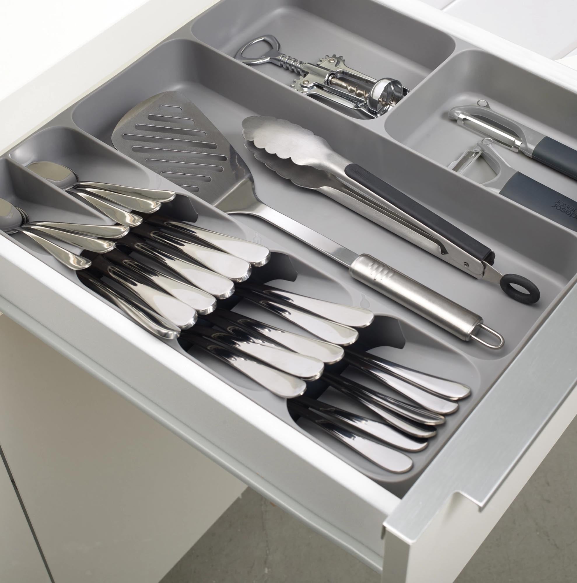 Bringen Sie Ordnung in Ihre Küchenschublade mit der Joseph Joseph DrawerStore Besteckeinlage. Modernes, graues Design für effiziente Aufbewahrung.