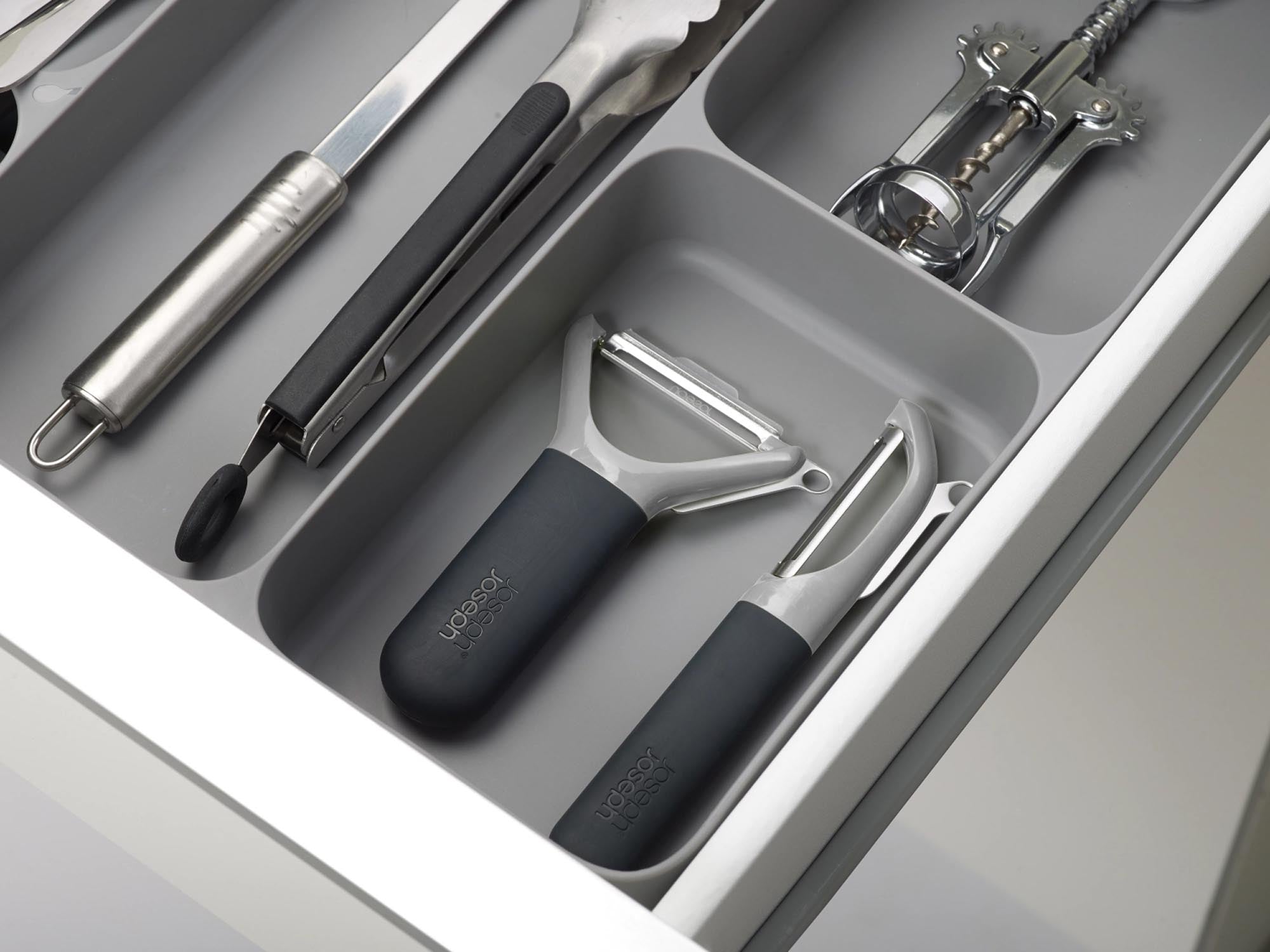 Optimale Ordnung in der Küchenschublade mit der Joseph Joseph DrawerStore Besteckeinlage in Grau. Robustes Design für alle Standard-Schubladen.