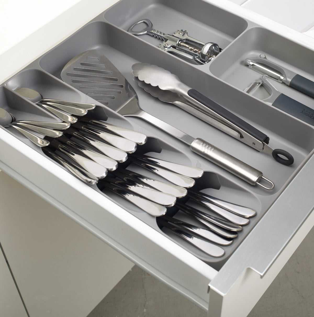 DrawerStore Besteckeinlage, grau, 38.4x39.7x5.3cm in Silber präsentiert im Onlineshop von KAQTU Design AG. Küchenhelfer ist von Joseph Joseph