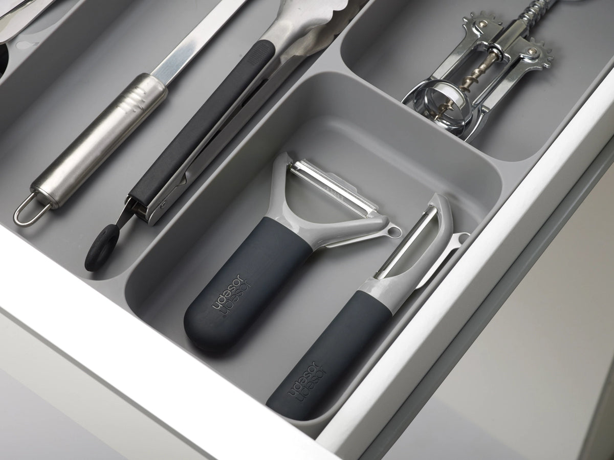 DrawerStore Besteckeinlage, grau, 38.4x39.7x5.3cm in Silber präsentiert im Onlineshop von KAQTU Design AG. Küchenhelfer ist von Joseph Joseph