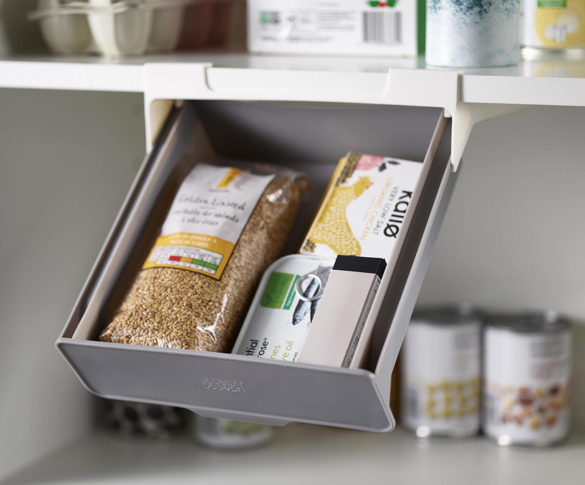 Effiziente Schublade für optimale Küchenschrankorganisation.