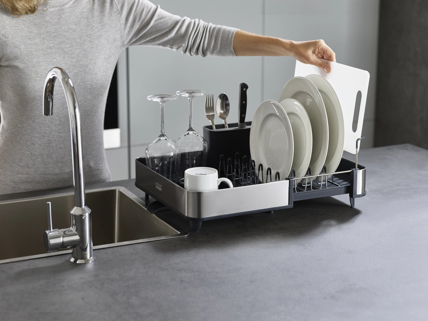 Stylisches, erweiterbares Abtropfgestell in Grau von Joseph Joseph mit praktischem Ablaufstutzen, ideal für effizientes Abtropfen von Geschirr.