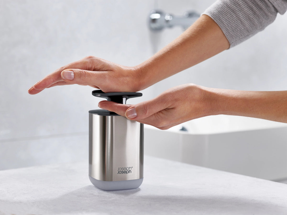 Presto Steel Hygienischer Seifenspender - Grau in Silber präsentiert im Onlineshop von KAQTU Design AG. Abwasch ist von Joseph Joseph
