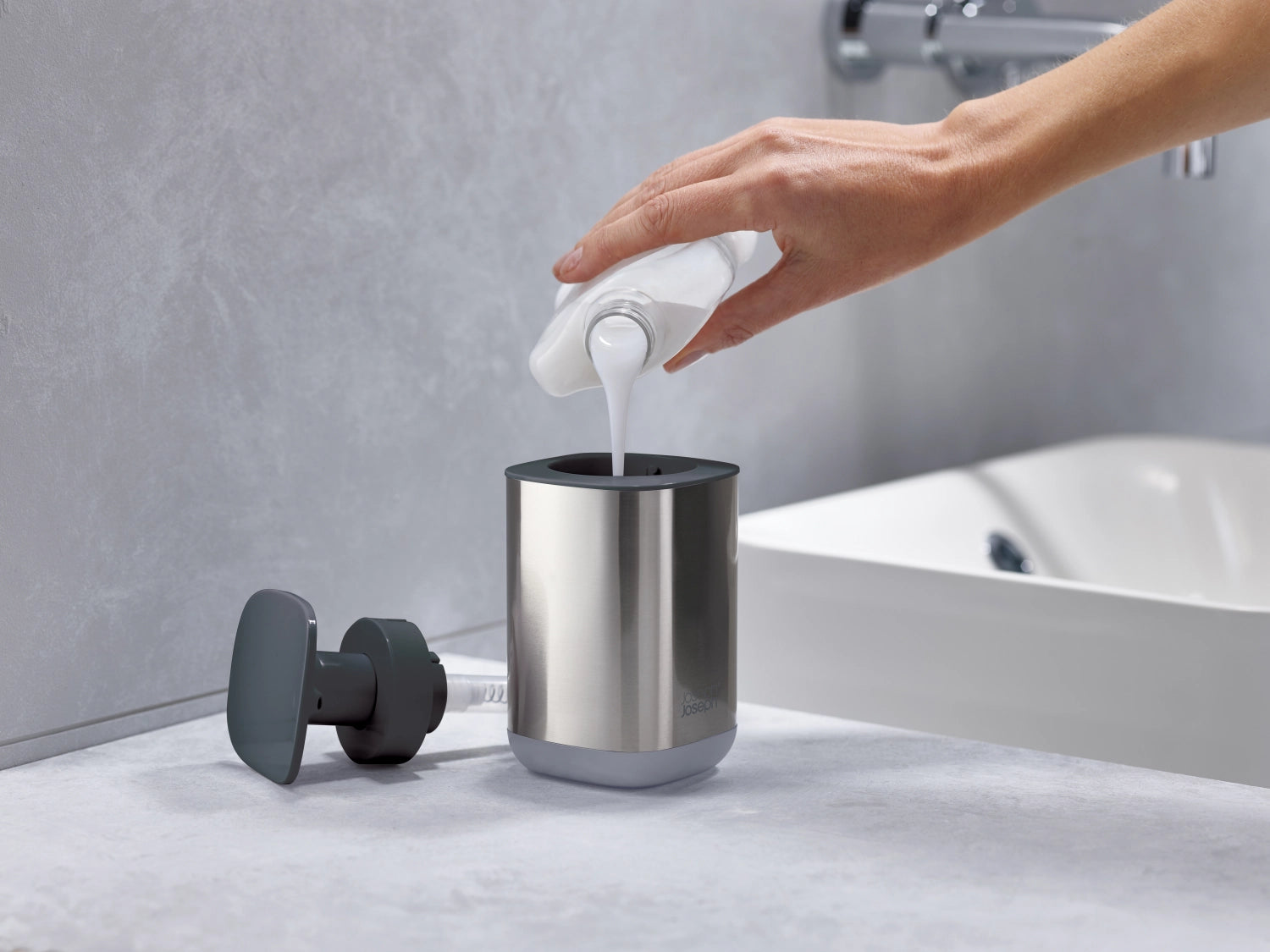 Eleganter grauer Seifenspender aus Edelstahl von Joseph Joseph, perfekt für hygienische Anwendungen in Bad und Küche.