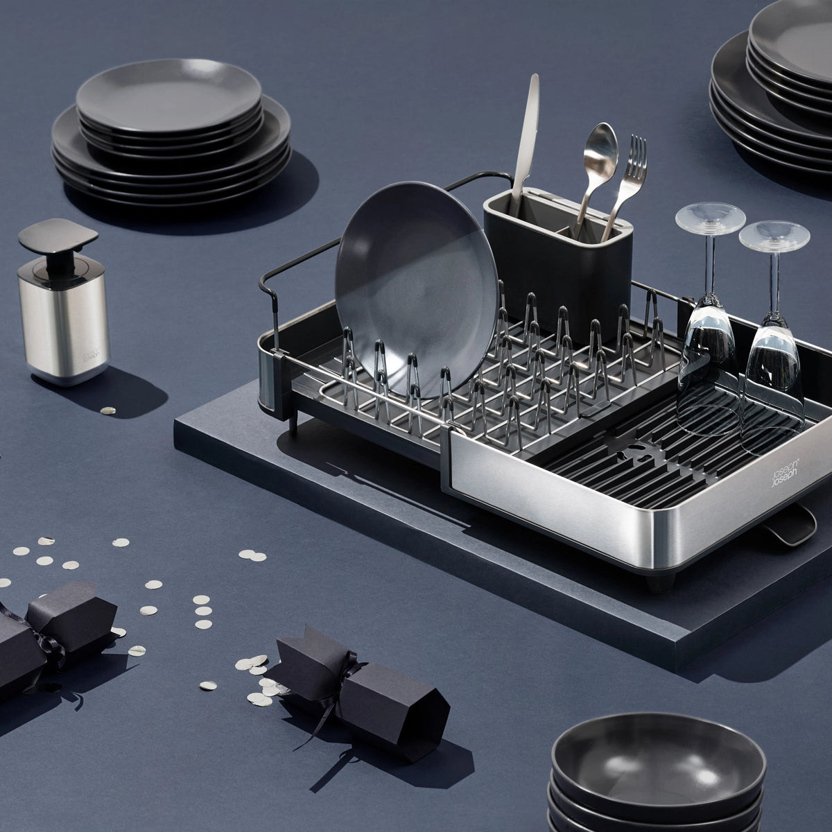 Presto Steel Hygienischer Seifenspender - Grau in Silber präsentiert im Onlineshop von KAQTU Design AG. Abwasch ist von Joseph Joseph