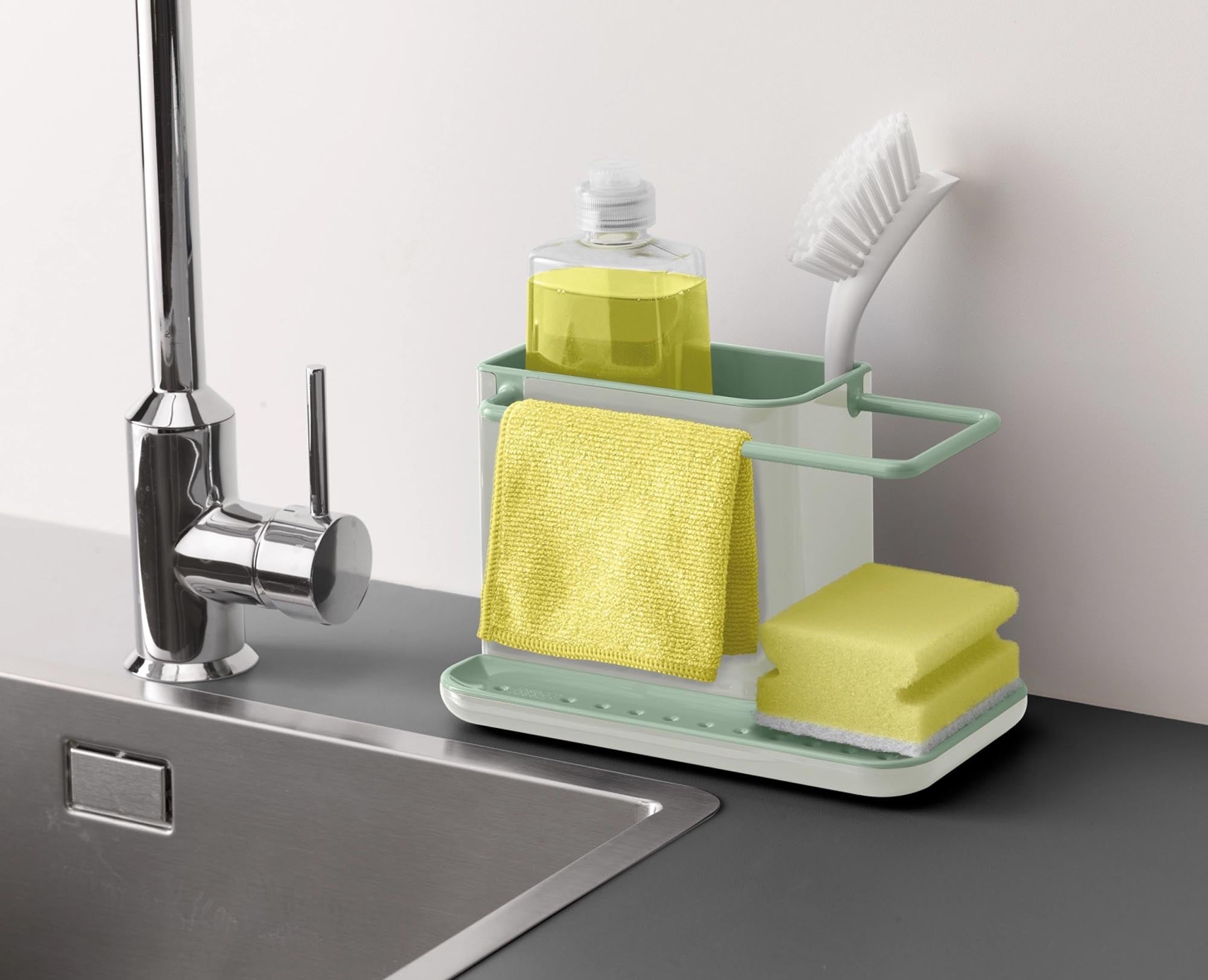 Der Caddy Spülenorganizer von Joseph Joseph in Light Stone Sage bietet eine elegante Lösung für Ihre Küchenspüle. Praktisch und langlebig!
