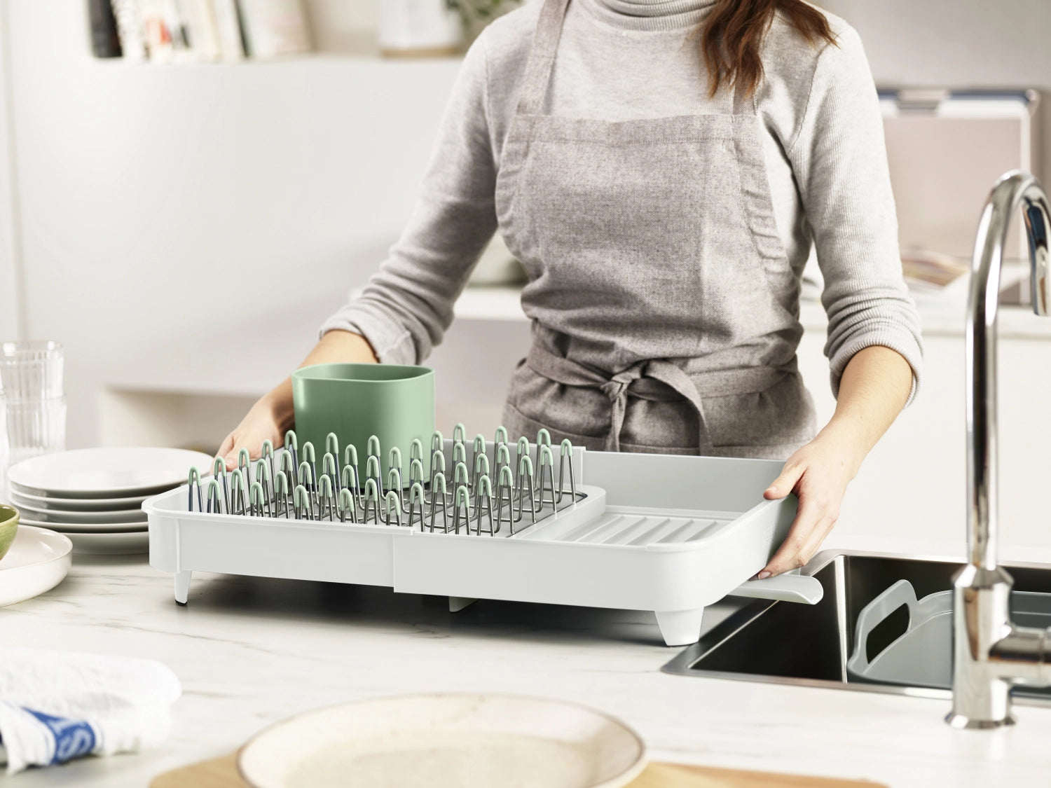 Praktisches Abtropfgestell in sanftem Light Stone Sage, perfekt für effizientes Abtropfen und platzsparende Aufbewahrung in der Küche.