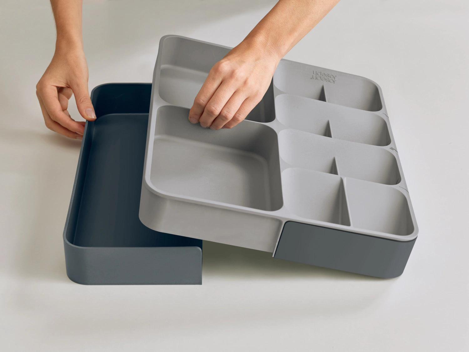 Praktische Joseph Joseph Besteckbox in Grau, ideal zur Organisation von Besteck und Küchenutensilien, platzsparend und funktional.
