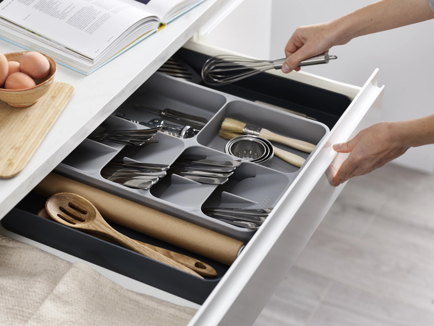 Stylische Joseph Joseph Besteckbox in Grau, perfekt für die übersichtliche Aufbewahrung von Besteck und Küchenhelfern, optimiert den Stauraum.