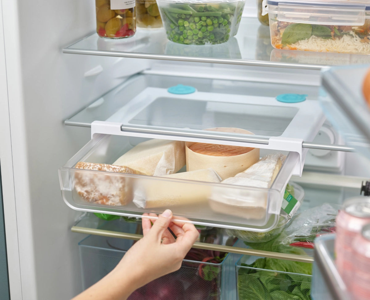 FridgeStore Tablar Schublade in Blau präsentiert im Onlineshop von KAQTU Design AG. Aufbewahrungsbehälter ist von Joseph Joseph